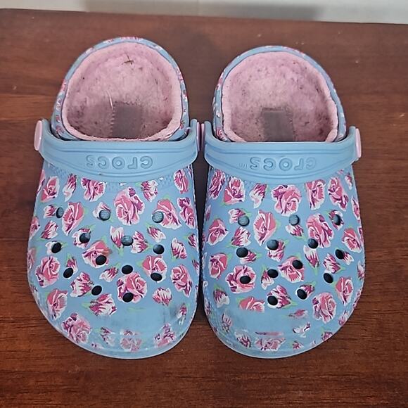 CROCS Girls Blue and Pink Floral Fuzzy lined Clogs - Picture 1 of 7